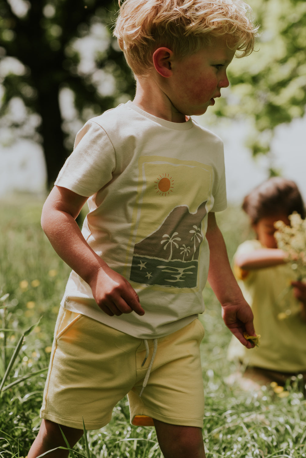 Playera de Algodón Arena con Estampado de Verano para Niño