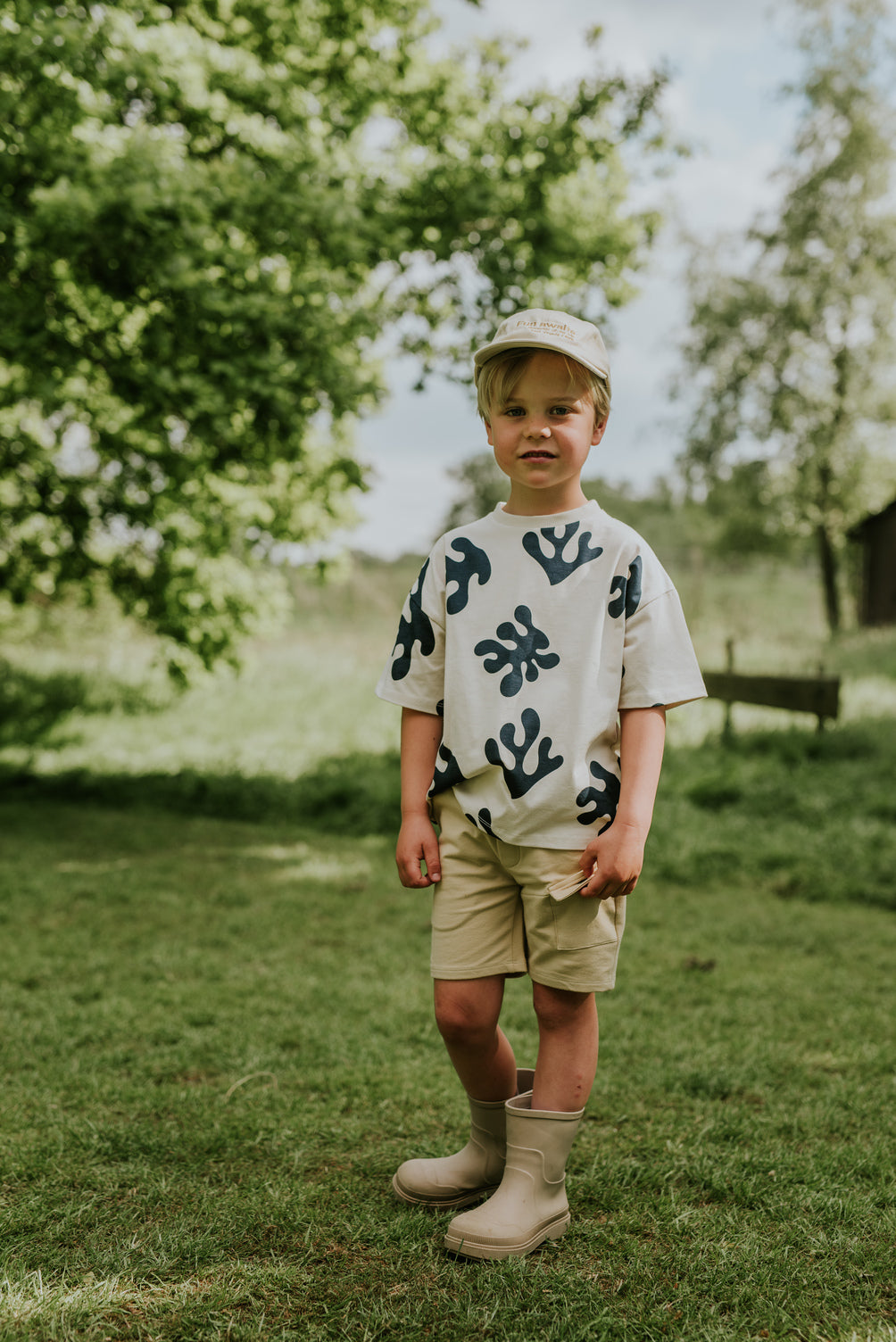 Playera Oversize de Algodón Beige con Manchas Marino para Niño