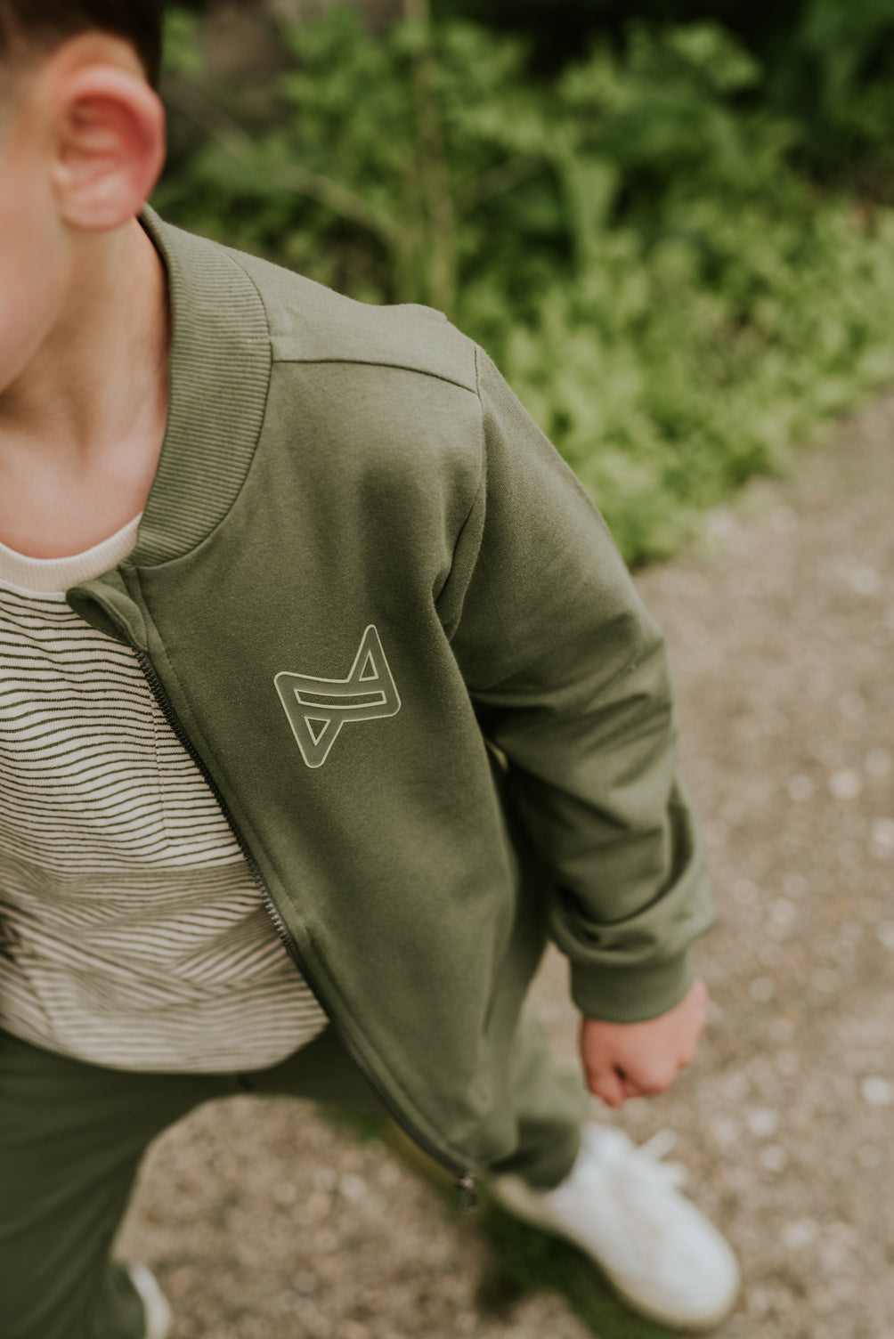 Playera de Algodón con Lino Corte Largo en la Espalda para Niño