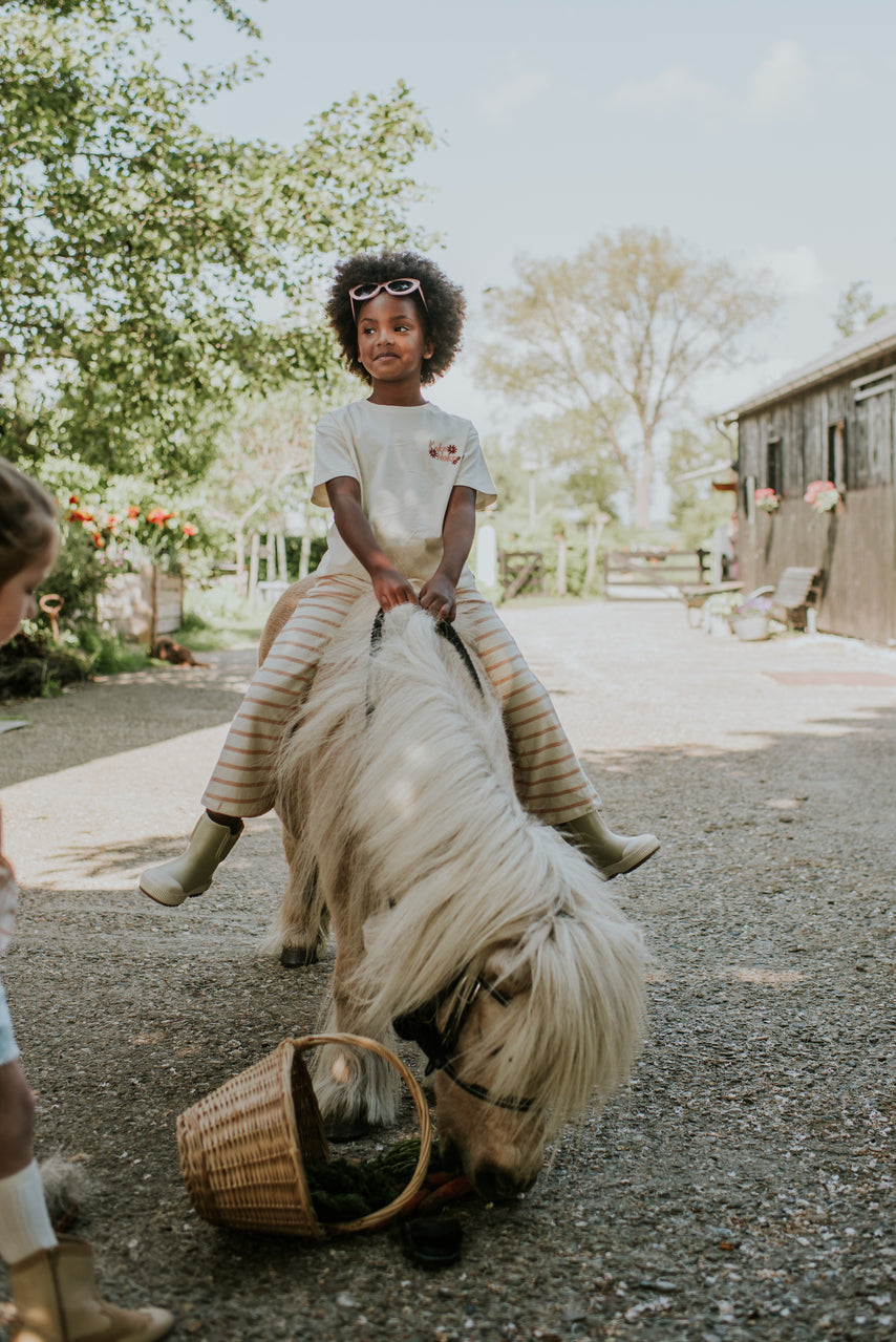 Playera de Algodón Hueso con Bordado para Niña